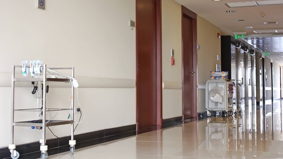 Der Flur in einem Krankenhaus © IMAGO / YAY Images Foto: IMAGO / YAY Images