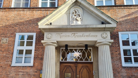 Ein Eingangsportal des Marienkrankenhaus in Lübeck von außen. © Phillip Kamke Foto: Phillip Kamke