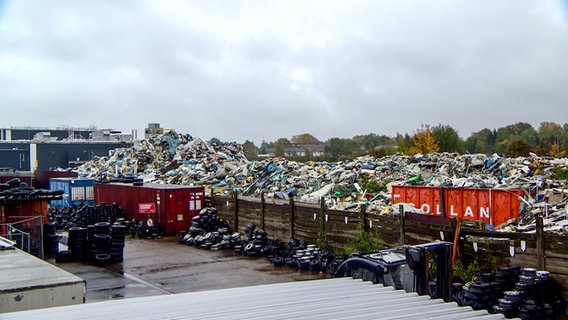 Ein meterhoher Müllberg befindet sich auf einem verlassenen Recyclinghof in Norderstedt © NDR 
