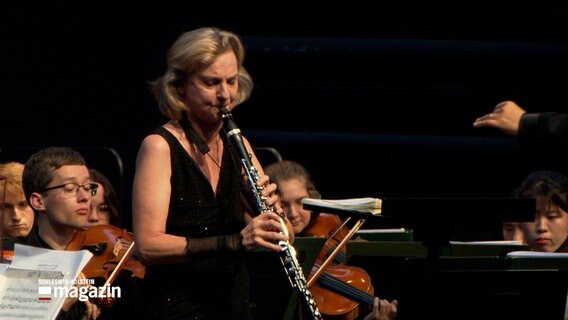 Klarinettistin Meyer performt auf einer Bühne beim SHMF in Büdelsdorf. © NDR 