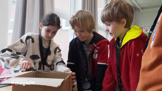 Teilnehmer des Schul-Hackathon in der Gorch Fock Grundschule Kiel. © NDR Foto: NDR