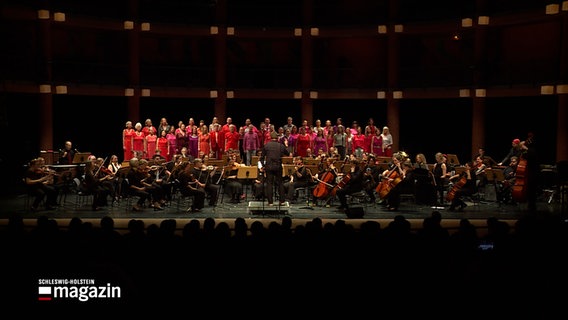 Eine Totale Orchester und Chor © NDR Foto: NDR Screenshots