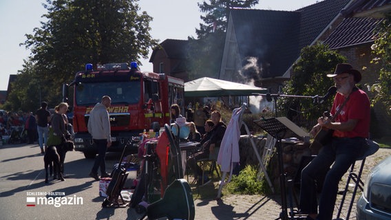 Blick in eine Straße auf der ein Flohmarkt stattfindet. © NDR Foto: NDR Screenshots