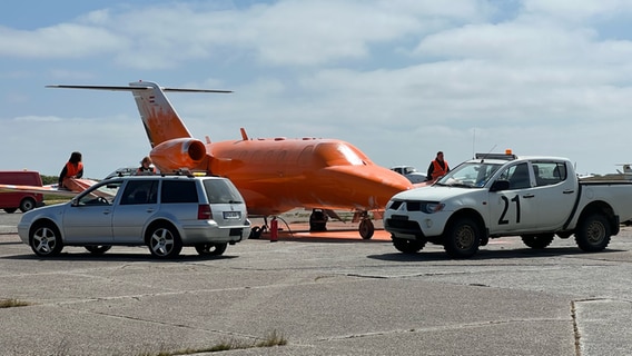 Ein mit Farbe beschmierter Jet auf einem Rollfeld. © picture alliance/dpa/TNN Foto: Julius Schreiner