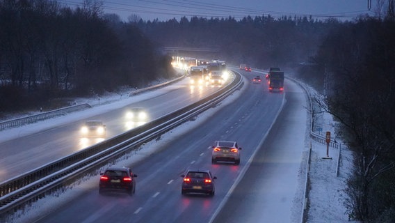Viele Autos und LKW fahren im Morgengrauen auf der A7. © Daniel Friederichs Foto: Daniel Friederichs
