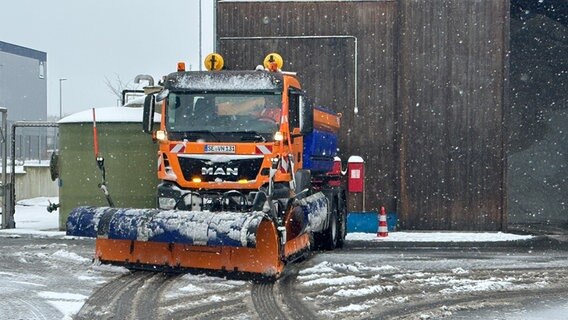 Ein Räumfahrzeug steht auf dem Betriebshof einer Straßenmeisterei mit angespanntem Schneepflug. © NDR Foto: Daniel Friedrichs