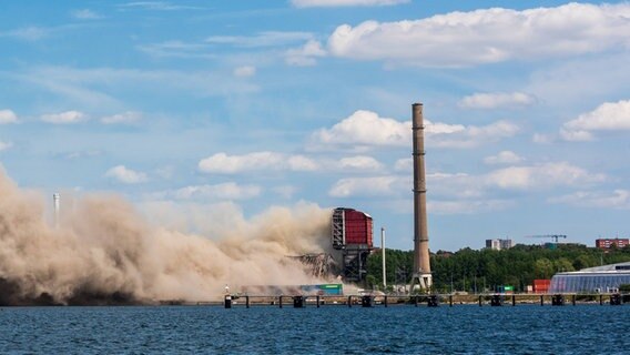 Sprengung des alten Kesselhauses vom ehemaligen Kieler Kohlekraftwerk. © IMAGO Foto: Petra Nowack