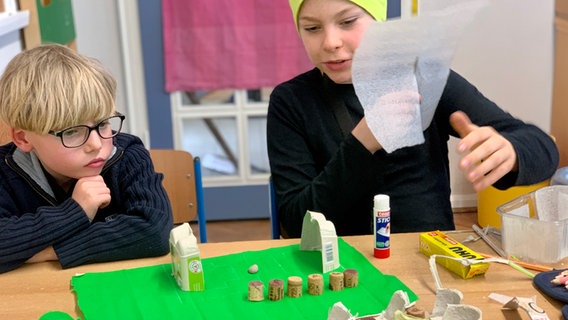 Linus, (9) und Emilian (10) tüfteln an ihrem selbstgestalteten Klassenzimmer der Zukunft. © NDR Foto: Stella Kennedy