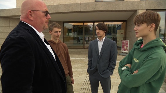 Schüler im Gespräch mit einem Verantwortlichen des Bildungsausschusses. Schüler im Gespräch mit einem Verantwortlichen des Bildungsausschusses. © NDR Foto: NDR