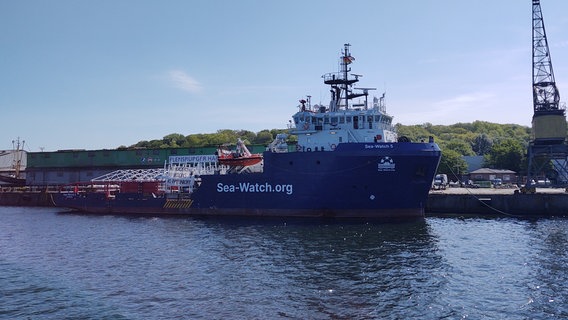 Die SeaWatch 5 liegt am Kai des Flensburger Industriehafens. © NDR Foto: Peer-Axel Kroeske