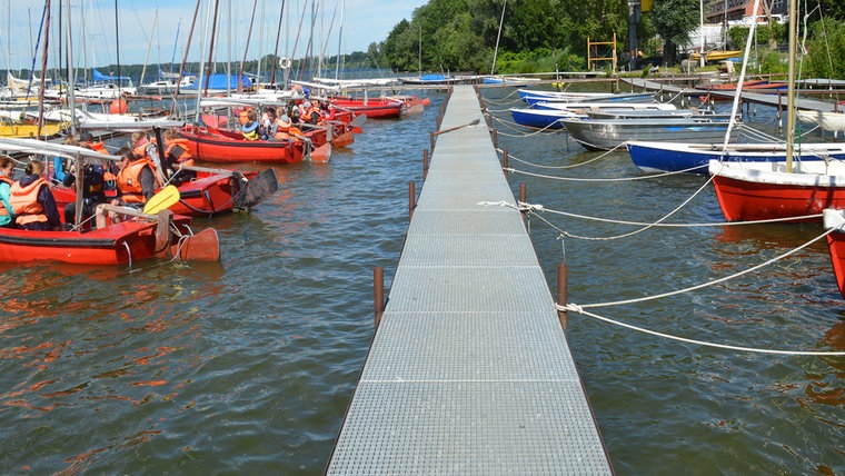 Eine langer Steg als Anlegestelle für Segelboote © NDR Foto: Anne Passow