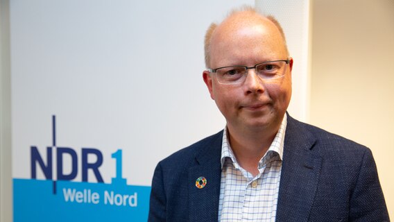 SSW-Politiker Stefan Seidler blickt in die Kamera SSW-Politiker Stefan Seidler blickt in die Kamera © NDR Foto: Johanna Jannsen