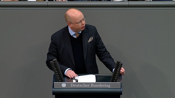 Stefan Seidler vom SSW steht am Rednerpult im Deutschen Bundestag und hält eine Rede. © NDR 