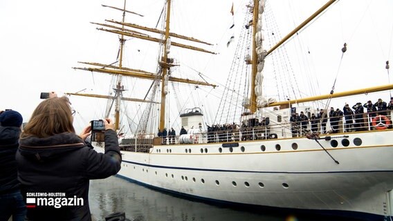 Offiziere stehen an Deck des Segelschulschiffs Gorch Fock bei der Abfahrt zu Ausbildungsfahrt in Kiel © NDR 