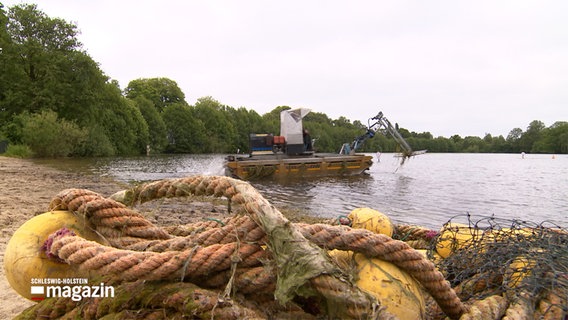 Ein Amphibienfahrzeug fährt in den Rantzauer See © NDR 