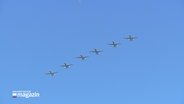 Sechs Flugzeuge fliegen in einer Formation am wolkenlosen Himmel. © NDR Foto: NDR Screenshots