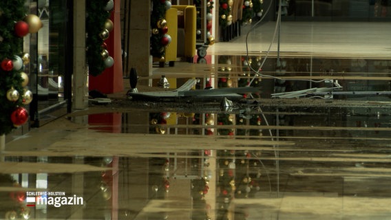 Nach einer Geldautomatensprengung in einem Einkaufszentrum liegen Trümmer in der Halle. © NDR Foto: NDR Screenshot
