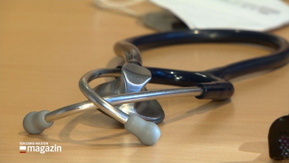 Ein Stethoskop liegt auf einem Tisch © NDR Foto: NDR Screenshot
