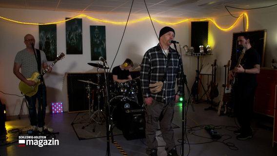 Die Band "Lummensprung" übt in einem Probenraum. © NDR Foto: NDR Screenshot