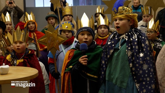 Eine Gruppe von Sternsingern ist im Kieler Rathaus und singt © NDR Foto: NDR Screenshot