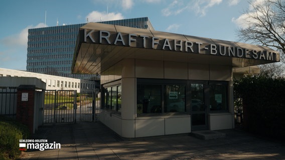 Der Eingang des Kraftfahrtbundesamtes in Flensburg © NDR Foto: NDR Screenshot