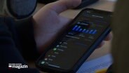 Auf einem Handybildschirm wird die Nutzungsdauer pro Tag angezeigt, sie liegt bei 9 Stunden und 20 Minuten. © NDR Foto: NDR Screenshot