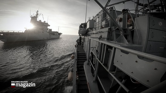 Eine Aufnahme von zwei Marineschiffen © NDR Foto: NDR Screenshot