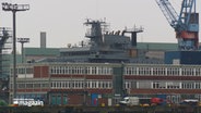 Ein Schiff der Marine in einer Werft in Kiel © NDR Foto: NDR Screenshot