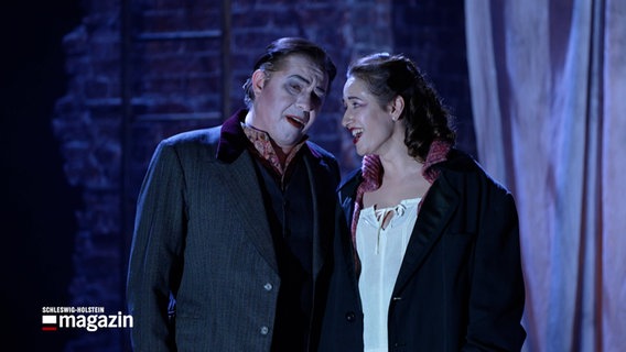 Zwei Personen stehen auf der Bühne und singen eine Oper © NDR Foto: NDR Screenshot
