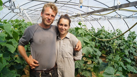 Dennis Wachholz und Natalie Adams von der solidarischen Landwirtschaft Krumbecker Hof. © NDR Foto: Astrid Wulf