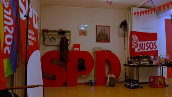 Ein Raum ist mit zahlreichen SPD-Objekten ausgestattet. © NDR 