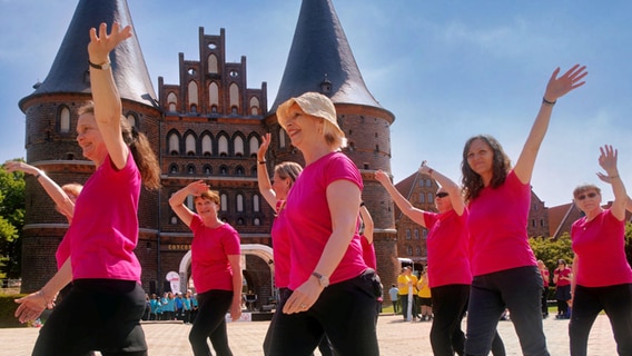 Unter dem Motto "ZusammenUnschlagbar! Lübeck begrüßt die Special Olympics World Games" veranstaltete die Hansestadt Lübeck bei schönstem Sonnenschein am 4. Juni eine große Tanz- und Musikshow. © Antje Kasemeyer-Strzyio Foto: Antje Kasemeyer-Strzyio