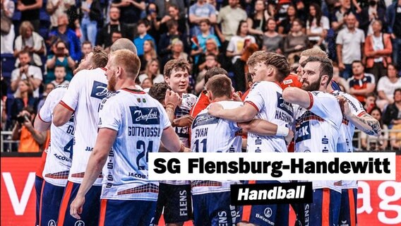 Mehrere Spieler der Handballmannschaft SG Flensburg-Handewitt feiern. © IMAGO / Lobeca Foto: IMAGO / Lobeca