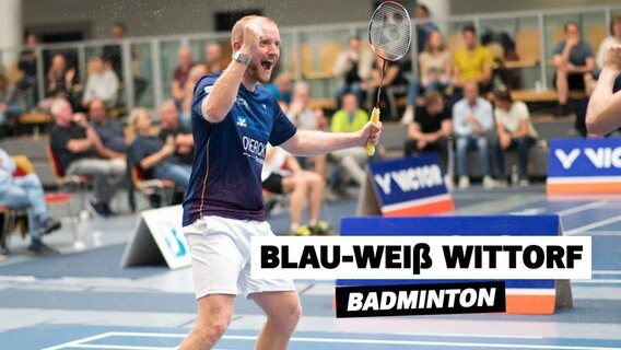Ein Badminton-Spieler jubelt in einer Halle. © BW Wittorf Foto: BW Wittorf