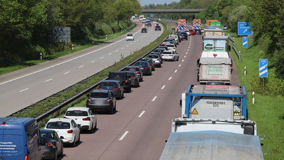 A23 bei Hohenfelde: Verkehrsstau nach Unfall. © Florian Sprenger 