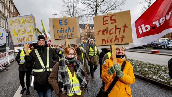 Beschäftigte des Städtischen Krankenhauses Kiel fordern in einem Warnstreik mehr Gehalt. © dpa-Bildfunk Foto: Axel Heimken
