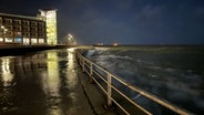Hohe Wellen schlagen an das Ufer von Helgoland. © NDR Foto: Paul Wessels