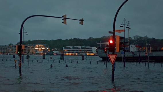 Die Neue Straße im Flensburger Hafen ist überflutet. © IMAGO / Willi Schewski 