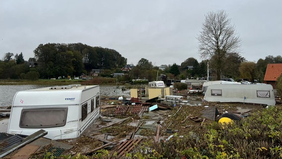 In Langballigau steht nach einer Sturmflut ein Campingplatz unter Wasser. © NDR Foto: Finn Jensen