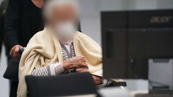 Die Angeklagte Irmgard F. wird zu Beginn des Prozesstages in den Gerichtssaal gebracht. © dpa-Bildfunk Foto: Marcus Brandt