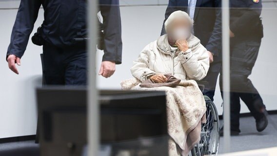 Die Angeklagte Irmgard F. wird zu Beginn des Prozesstages in den Sitzungssaal gebracht. © dpa-Bildfunk Foto: Christian Charisius