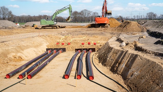 Kabelrohre liegen auf vorbereitetem sandigem Boden beim Verlegung von Hochspannungs-Erdkabeln für die Südlink Stromtrasse. © picture alliance / Countrypixel | FRP 