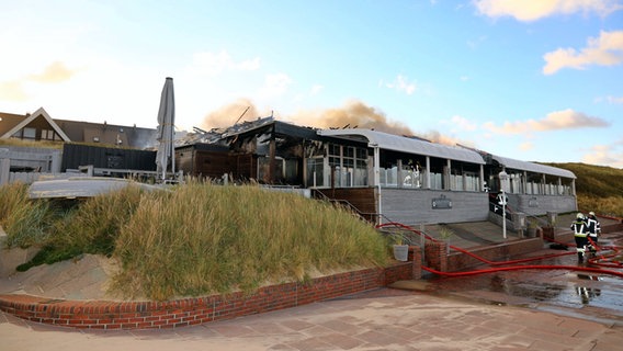 Ein abgebranntes Restaurant an einer Strandpromenade. Die Feuerwehr ist noch bei der Arbeit. © Georg Supanz Foto: Georg Supanz