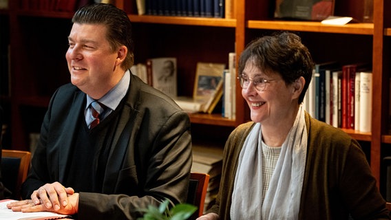 Andreas Dressel (SPD), Finanzsenator von Hamburg und Verhandlungsführer der Arbeitgeber, und Monika Heinold (Bündnis 90/Die Grünen), Finanzministerin Schleswig-Holsteins, nehmen an den Tarifverhandlungen für den öffentlichen Dienst der Länder teil. Andreas Dressel (SPD), Finanzsenator von Hamburg und Verhandlungsführer der Arbeitgeber, und Monika Heinold (Bündnis 90/Die Grünen), Finanzministerin Schleswig-Holsteins, nehmen an den Tarifverhandlungen für den öffentlichen Dienst der Länder teil. © picture alliance/dpa Foto: Fabian Sommer