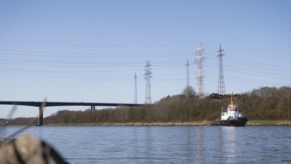 Mehrere Strommasten stehen am Nord-Ostsee-Kanal. © TenneT TSO GmbH 