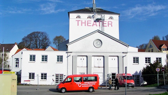 Blick auf die weiße Außenfassade des Schleswiger Landestheater © NDR Foto: Peer-Axel Kroeske
