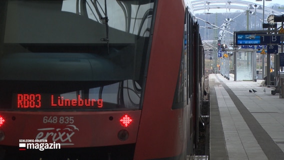 Ein Zug steht im Kieler Bahnhof. © NDR 