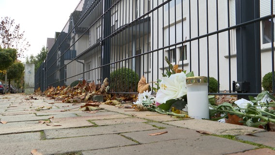 Blumen wurde niedergelegt an einem Tatort in Heide. © NDR 