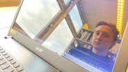 Student Tom Tlok spiegelt sich im Bildschirm seines Computers. © NDR Foto: Johannes Tran