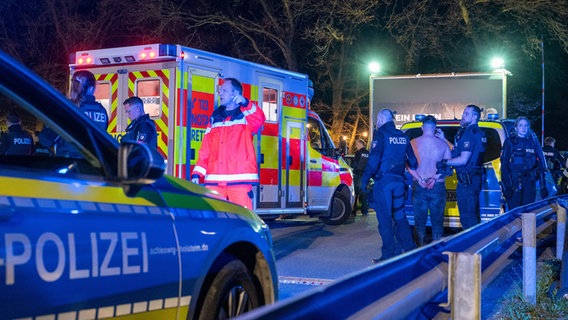 Einsatzkräfte bei einem Einsatz in der Nacht © dpa-Bildfunk Foto: Rene Schröder